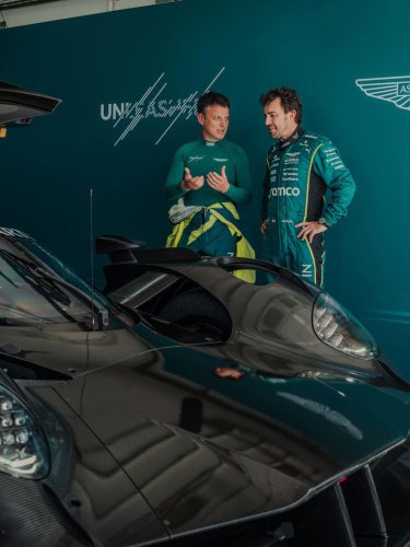 Aparecen nuevas imágenes de Fernando Alonso con la versión más especial del Aston Martin Valkyrie