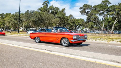 Which engines powered the Pontiac LeMans, and how much HP did they produce?