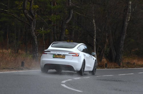 Conducimos el coche más barato de Tesla (y podría ser el mejor)