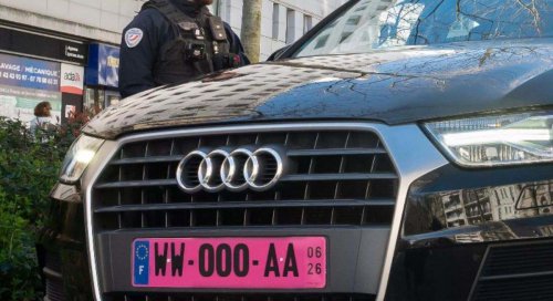 Francia cambia sus reglas y estrena las matrículas rosas: qué significan y a qué multas se enfrentan los conductores que no cumplan las normas