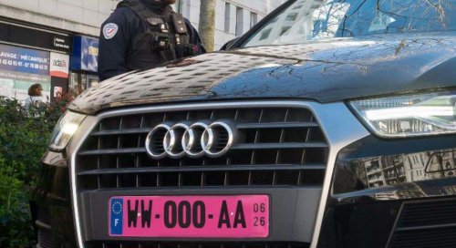 Francia cambia sus reglas y estrena las matrículas rosas: qué significan y a qué multas se enfrentan los conductores que no cumplan las normas
