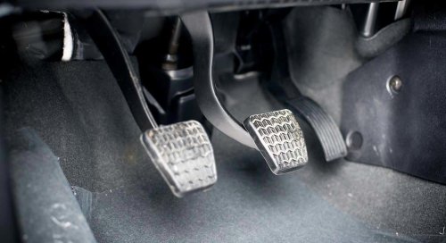 Arrancar el coche sin pisar el embrague: experto en motor demuestra cómo hacerlo por si el sistema falla