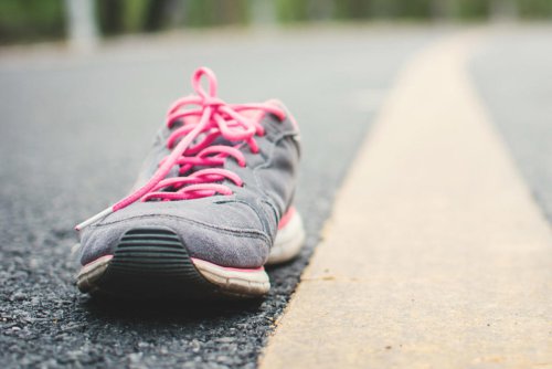 El enigma de los zapatos solitarios que aparecen en la carretera: esta es su curiosa explicación