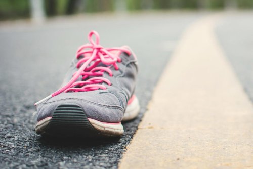 El enigma de los zapatos solitarios que aparecen en la carretera: esta es su curiosa explicación