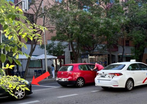 He visto esta escena que dejó a todos paralizados: un taxista detuvo el tráfico y se bajó de su coche para hacer esto. ¿Qué multa puede recibir?