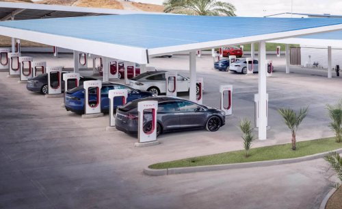A su Tesla le quedaba solo el 3% de batería y esto fue lo que pasó en el último minuto: parece sacado de una película