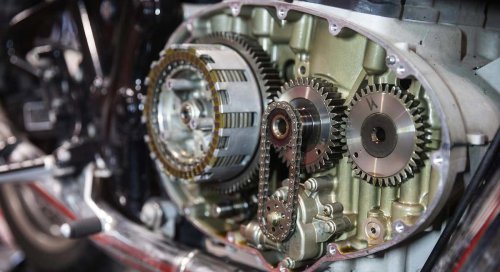 La gran diferencia entre un motor de coche y uno de moto: por qué uno prioriza la fuerza y el otro la velocidad