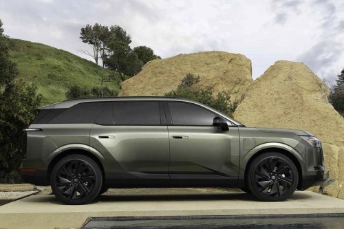 レクサスが初の3列シートSUVの新型BEV「TZ」を世界初公開。日本では2026年冬ごろ発売の予定