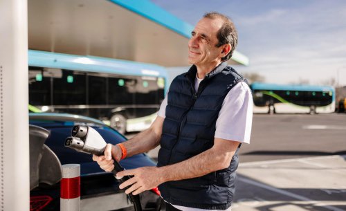 La primera vez en un coche eléctrico: guía para perder el miedo al enchufe y ahorrar cada mes