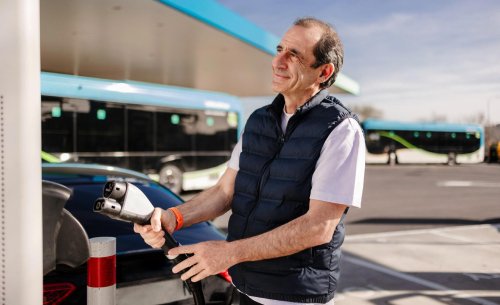 La primera vez en un coche eléctrico: guía para perder el miedo al enchufe y ahorrar cada mes