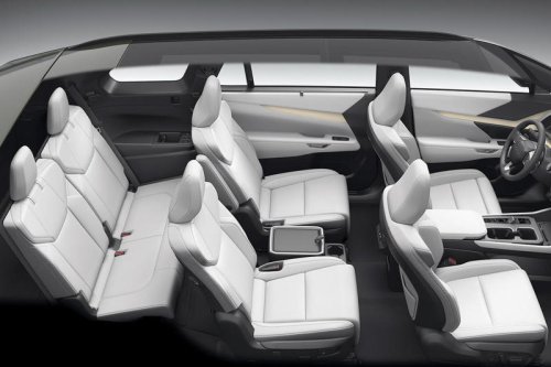 レクサスが初の3列シートSUVの新型BEV「TZ」を世界初公開。日本では2026年冬ごろ発売の予定