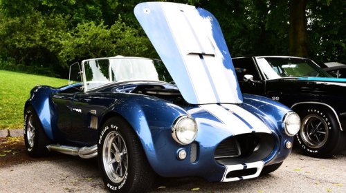 Why is the Ford 427 V8 engine called the side-oiler?