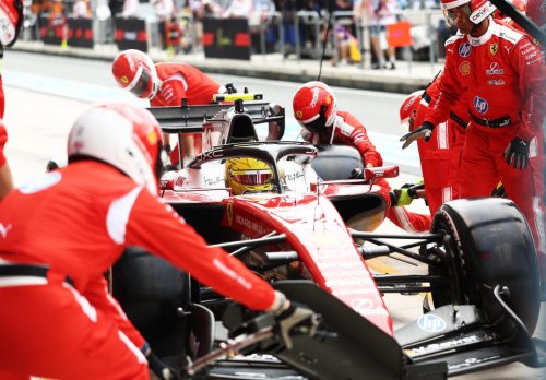 Lewis Hamilton culpa al simulador de Ferrari por sus derrotas ante Charles Leclerc