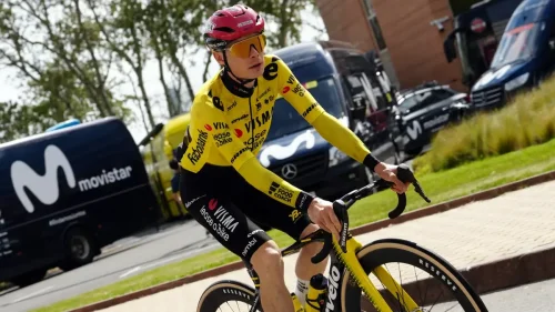 Vingegaard y la uña pintada de rojo en su debut en el Giro