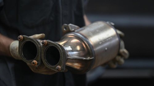 How much platinum is inside a car's catalytic converter?