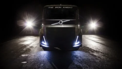 El Volvo Iron Knight es el camión más rápido del mundo gracias a sus 2.400 CV que le ayudan a acelerar de 0 a 100 km/h en solo 4,6