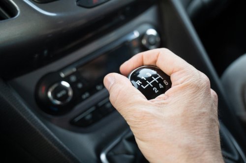 Qué significa la letra D en coches con transmisión manual, qué indica y por qué genera tanta confusión