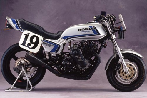 レーサーレプリカ全盛期になぜ ホンダ CB900Fは再評価されたのか?