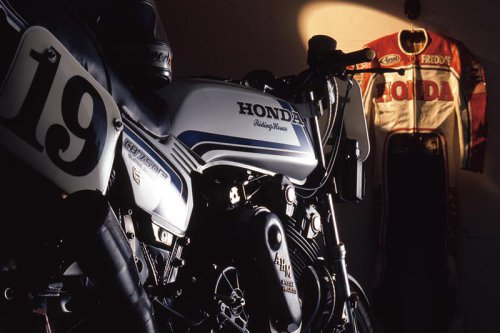 レーサーレプリカ全盛期になぜ ホンダ CB900Fは再評価されたのか?
