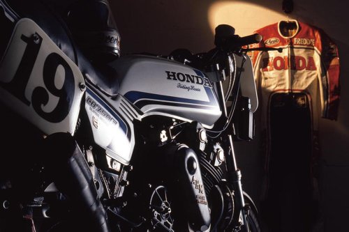 レーサーレプリカ全盛期になぜ ホンダ CB900Fは再評価されたのか?