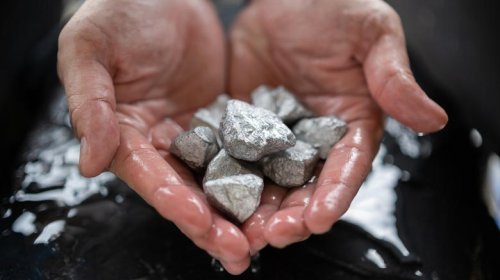 How much platinum is inside a car's catalytic converter?