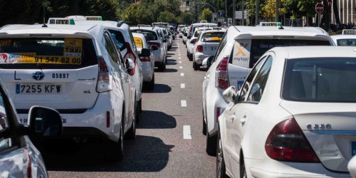 Este taxi circulaba con las ruedas así: ha ocurrido en Barcelona y los Mossos lo han inmovilizado
