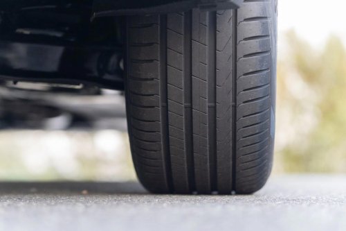 Este taxi circulaba con las ruedas así: ha ocurrido en Barcelona y los Mossos lo han inmovilizado