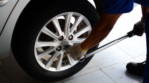 How to properly torque your lug nuts (and how tight they should be)