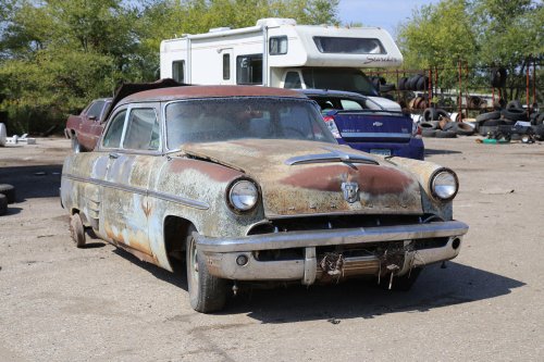 Tesoros vintage de French Lake Auto Parts, Annandale, Minnesota