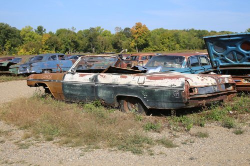 Tesoros vintage de French Lake Auto Parts, Annandale, Minnesota