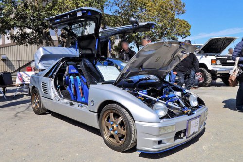 バブル期のマツダが生んだ異色の軽「オートザム AZ-1」に乗り続ける理由