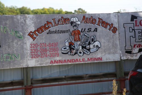 Tesoros vintage de French Lake Auto Parts, Annandale, Minnesota