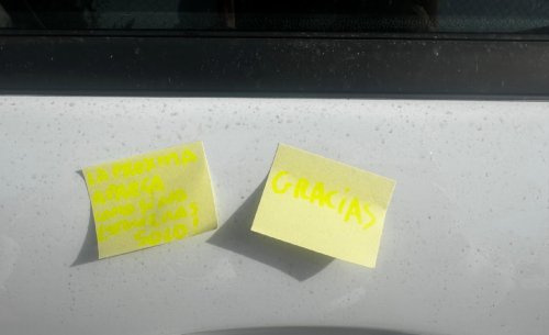 La lección de civismo que se ha vuelto viral: dos notas en un coche para sonrojar a cualquier conductor
