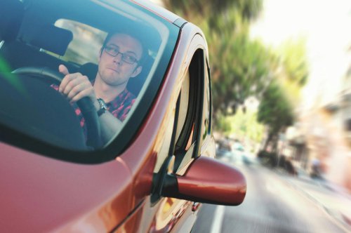 La DGT lo confirma: si vas marcha atrás con el coche, te pueden multar salvo en estas situaciones