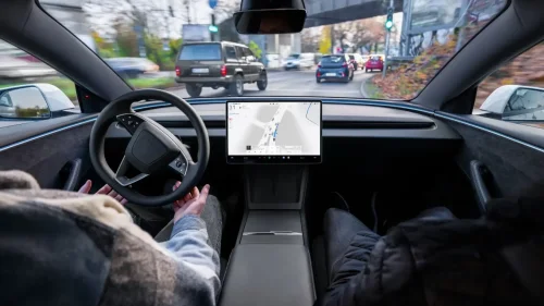 Tesla siempre ha dicho que su conducción autónoma solo necesitaba un ajuste de software. Ahora admite que necesitará «microfactorías»