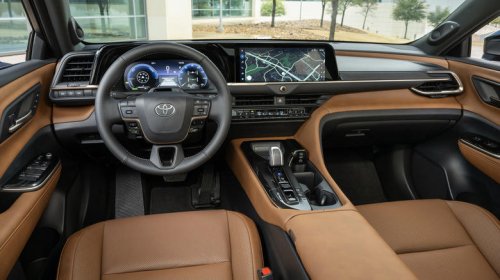 Toyota, Toyota Crown, What's the difference between the Toyota Crown and the Crown Signia?