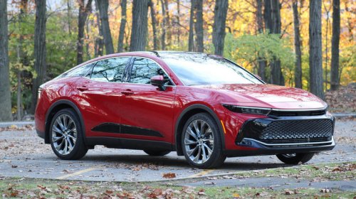 Toyota, Toyota Crown, What's the difference between the Toyota Crown and the Crown Signia?