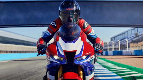 The Japanese sports bike that makes liter bikes feel excessive
