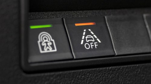 10 common car buttons (and what they do)
