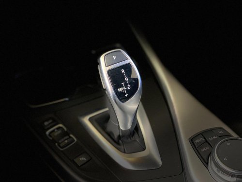 6 diferencias entre conducir un coche eléctrico y uno de combustión