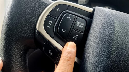 10 common car buttons (and what they do)