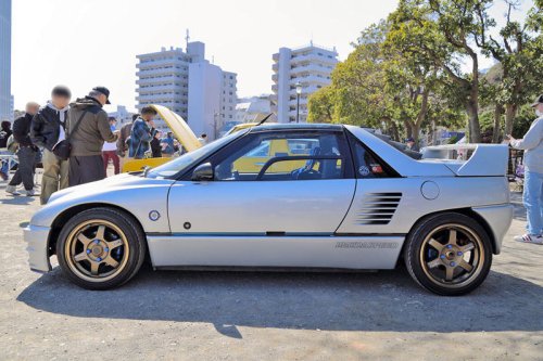 バブル期のマツダが生んだ異色の軽「オートザム AZ-1」に乗り続ける理由
