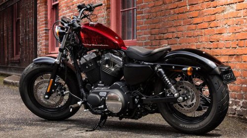 What tire brand does Harley-Davidson use as OEM on most of its motorcycles?