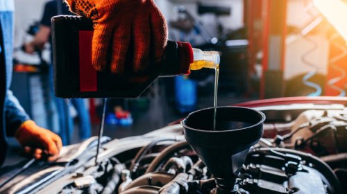 What does 'E' stand for in engine oil?