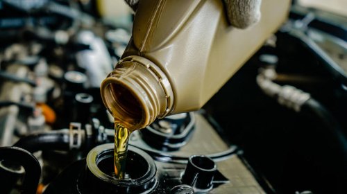 What does 'E' stand for in engine oil?