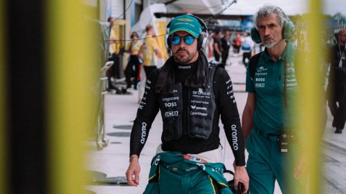Alonso se divierte a costa de Checo Pérez, pero ahora es la caja de cambios del Aston Martin la que no da tregua