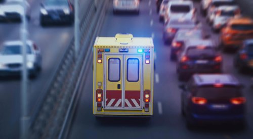 Si voy conduciendo y viene una ambulancia, ¿me pueden multar por no hacer el pasillo de emergencia o por cruzar en un semáforo en rojo?
