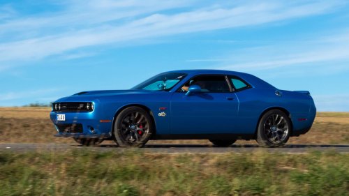 20 obnoxious cars that drive everyone else crazy