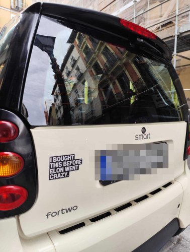 La pegatina que causa furor en Estados Unidos ya se ve en los coches en España y tiene un polémico mensaje