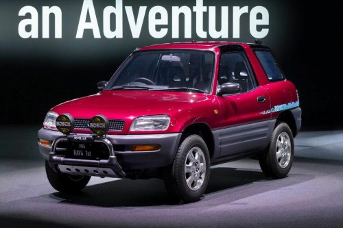 「クラウンセダン」に迫る心地よさ!「新型RAV4」の使いやすいパッケージとスムーズな走りに驚嘆